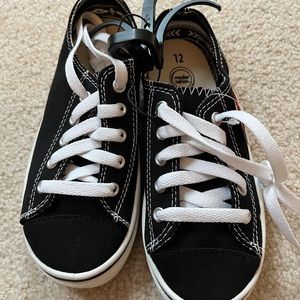 Kids shoes size 12 nwt